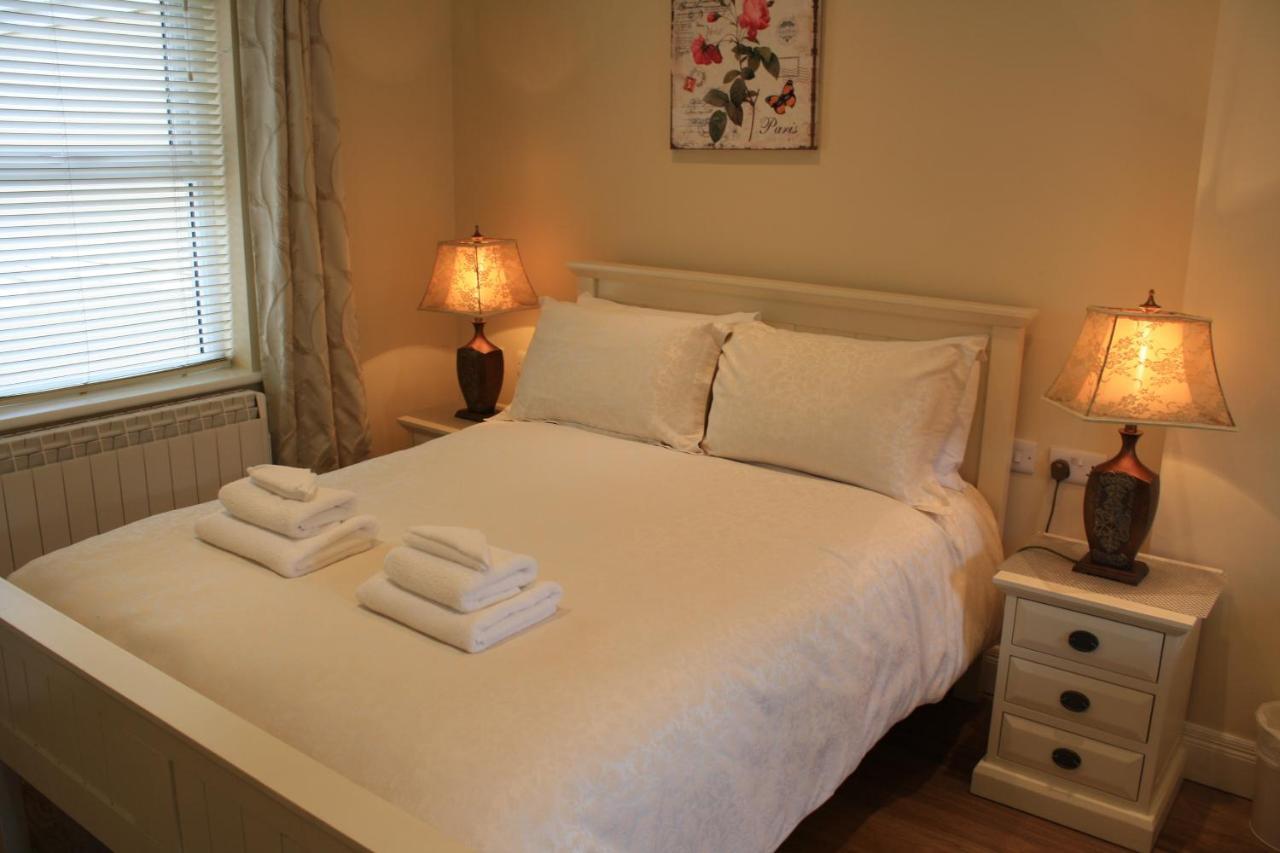 Luxury Townhouse -Free Private Parking- 2 Bedrooms Both En-Suite -Sleeps 5 - Fully Equipped Kitchen, Dining Room- Living Room With Tv Dvd Outside Courtyard With Seating - Fast Wi-Fi- 2-Minute Walk To Town Centre Killarney Exterior foto