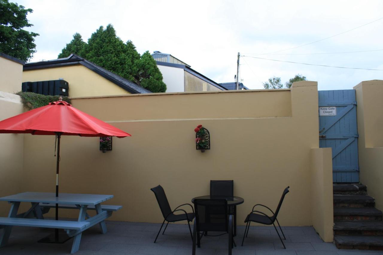 Luxury Townhouse -Free Private Parking- 2 Bedrooms Both En-Suite -Sleeps 5 - Fully Equipped Kitchen, Dining Room- Living Room With Tv Dvd Outside Courtyard With Seating - Fast Wi-Fi- 2-Minute Walk To Town Centre Killarney Exterior foto