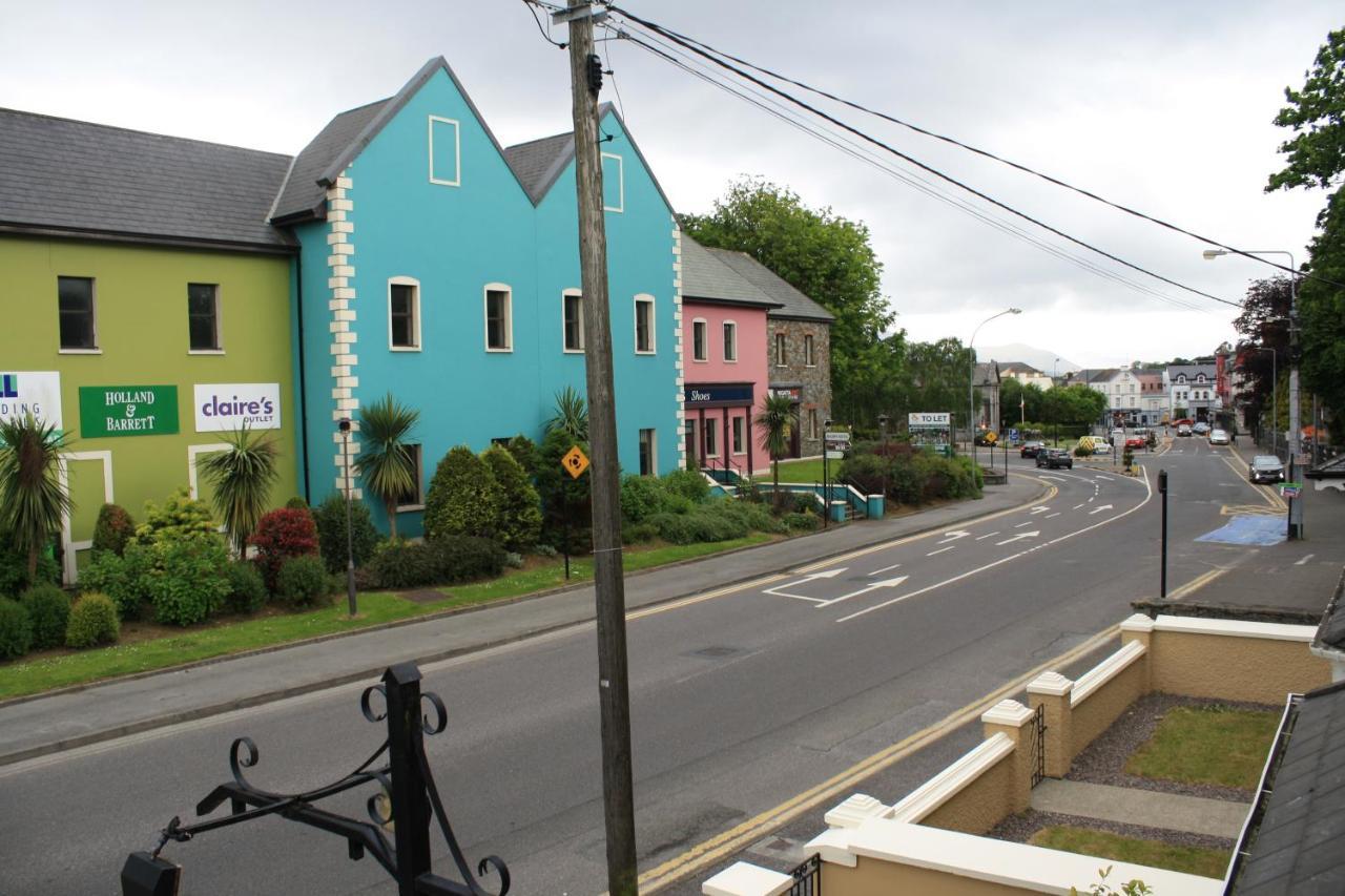 Luxury Townhouse -Free Private Parking- 2 Bedrooms Both En-Suite -Sleeps 5 - Fully Equipped Kitchen, Dining Room- Living Room With Tv Dvd Outside Courtyard With Seating - Fast Wi-Fi- 2-Minute Walk To Town Centre Killarney Exterior foto